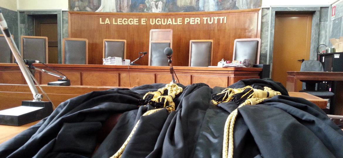 AULA DI TRIBUNALE VUOTA