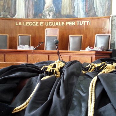 AULA DI TRIBUNALE VUOTA